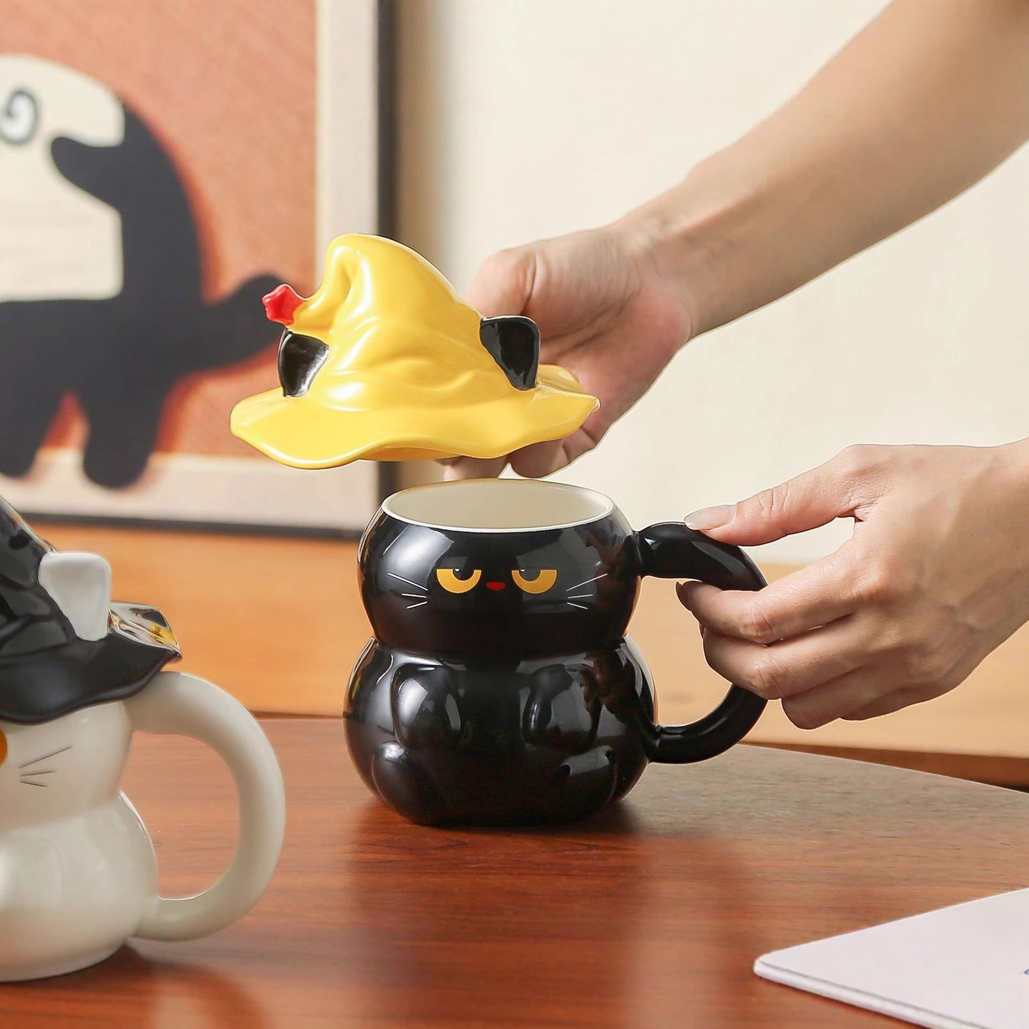 魔法の帽子をかぶった猫マグカップ（2色・500ml・蓋付き）