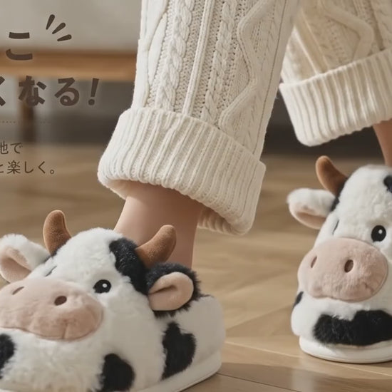 カウ柄ふわもこルームシューズを履いて歩く様子